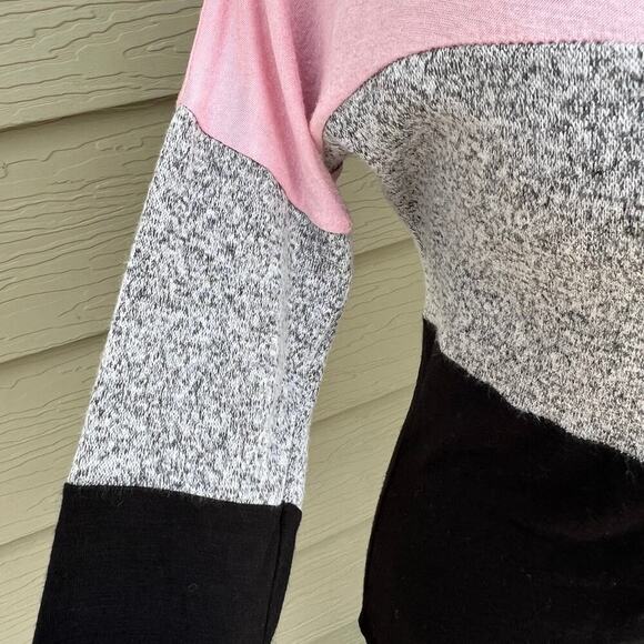 DISCREET women's size M, lightweight sweater, attached necklace . - Picture 3 of 6